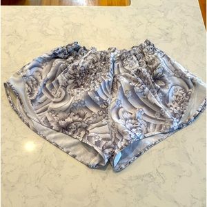 Lululemon size 6 2.5 in hotty hot shorts